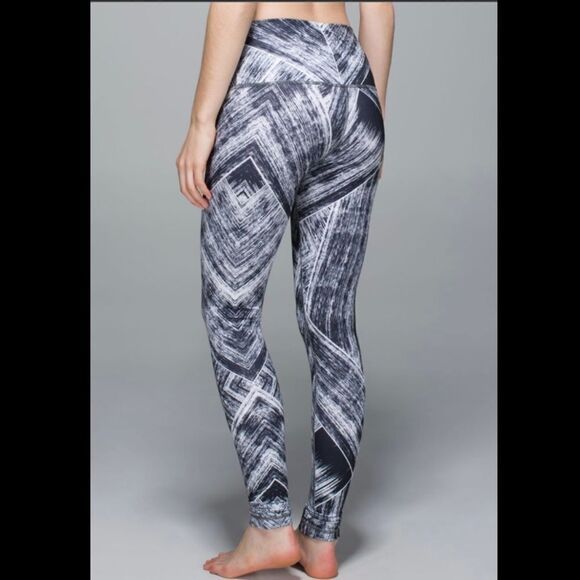 Lululemon Wunder Under roll down leggings. Size 2 - Picture 3 of 7
